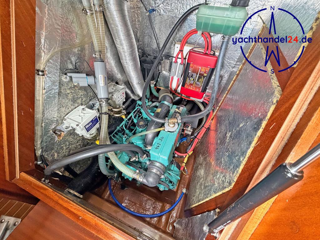 Motorraum der Bavaria 36 Baujahr 2002, 11.4 Meter lang, Zustand: gut