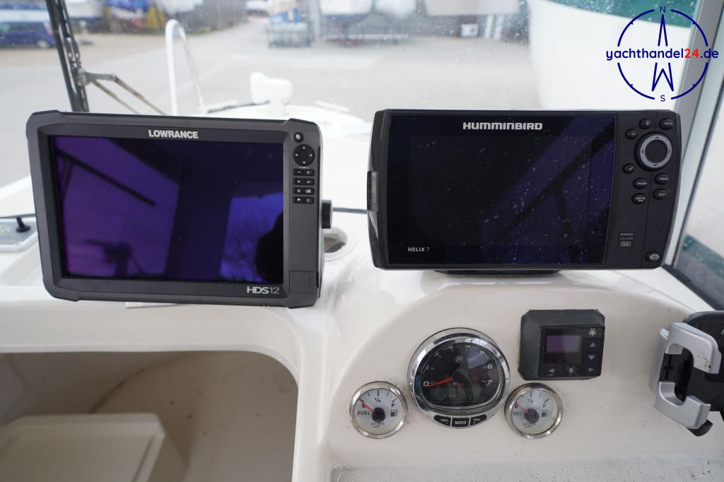 Cockpit der Smartliner Fisher 23 Baujahr 2016, 6.9 Meter lang, Zustand: gut Cockpit der Smartliner Fisher 23 Baujahr 2016, 6.9 Meter lang, Zustand: gut