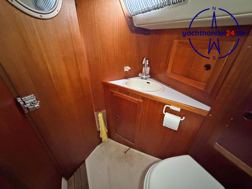 Innenansicht der Omega 36 Baujahr 1988, 11 Meter lang, Zustand: gut