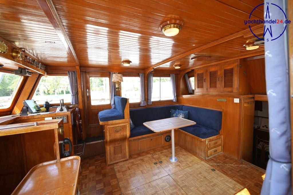 Cockpit der LeJa Marine Eurobanker 38 Baujahr 1979, 11.7 Meter lang, Zustand: gebraucht Cockpit der LeJa Marine Eurobanker 38 Baujahr 1979, 11.7 Meter lang, Zustand: gebraucht