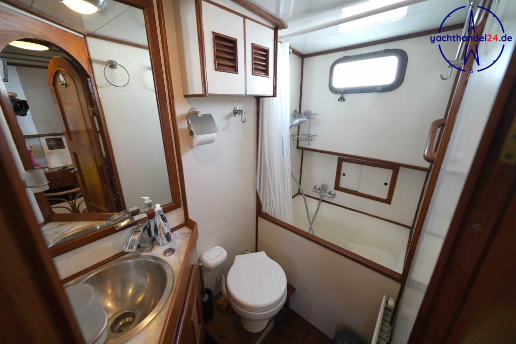 Cockpit der LeJa Marine Eurobanker 38 Baujahr 1979, 11.7 Meter lang, Zustand: gebraucht Cockpit der LeJa Marine Eurobanker 38 Baujahr 1979, 11.7 Meter lang, Zustand: gebraucht