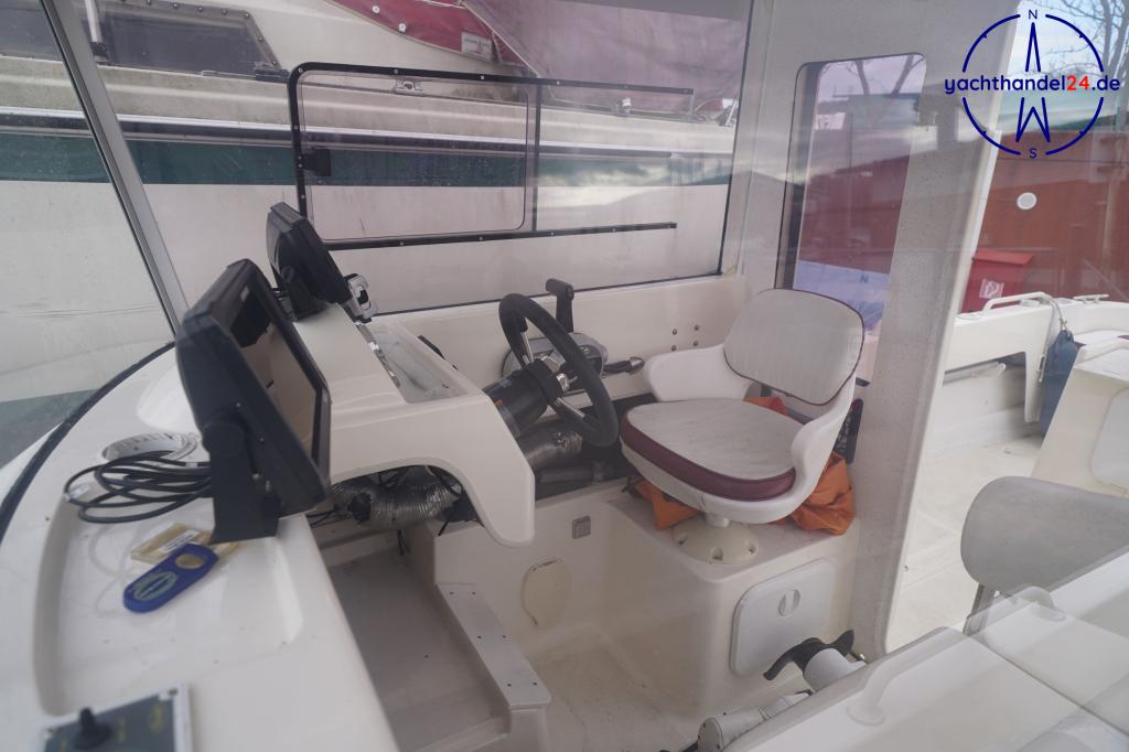 Motorraum der Smartliner Fisher 23 Baujahr 2016, 6.9 Meter lang, Zustand: gut Motorraum der Smartliner Fisher 23 Baujahr 2016, 6.9 Meter lang, Zustand: gut