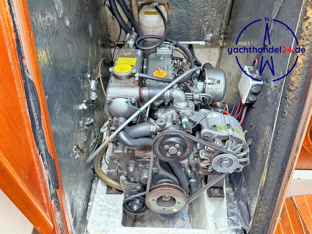 Innenansicht der Omega 36 Baujahr 1988, 11 Meter lang, Zustand: gut