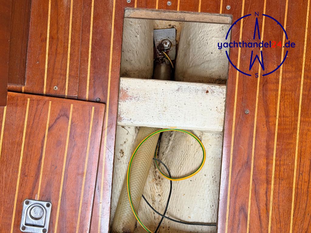 Au&szlig;enansicht der Omega 36 Baujahr 1988, 11 Meter lang, Zustand: gut