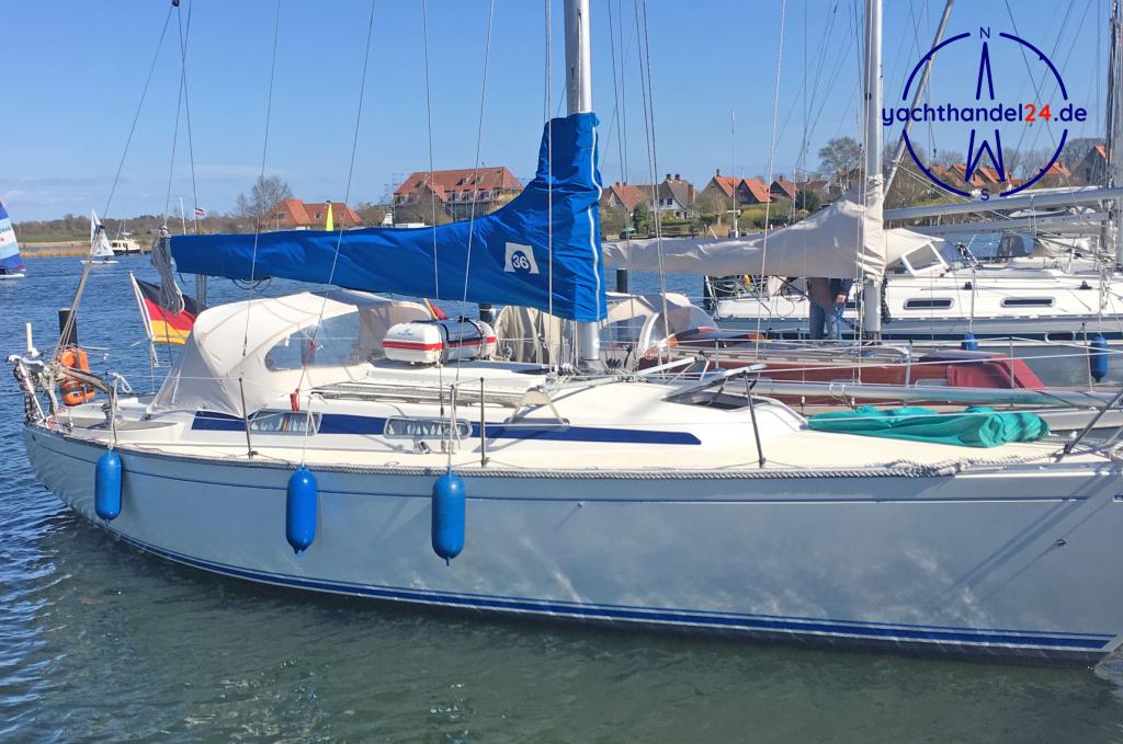 Au&szlig;enansicht der Omega 36 Baujahr 1988, 11 Meter lang, Zustand: gut