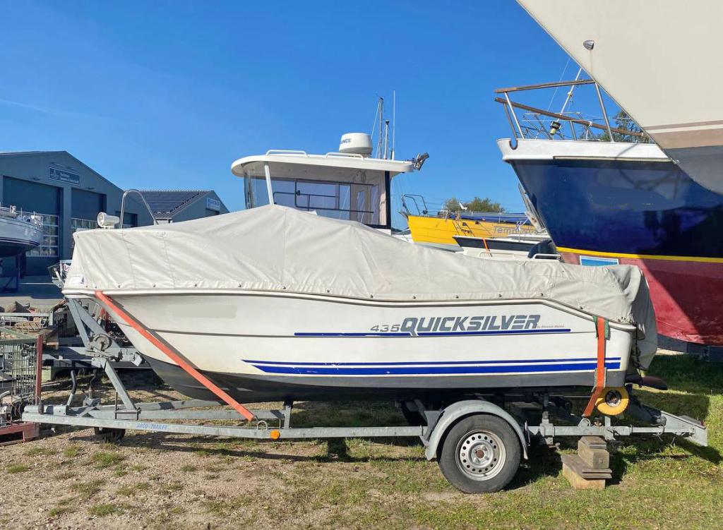 Innenansicht der Quicksilver Cabin 435 Baujahr 1999, 4.48 Meter lang, Zustand: gut