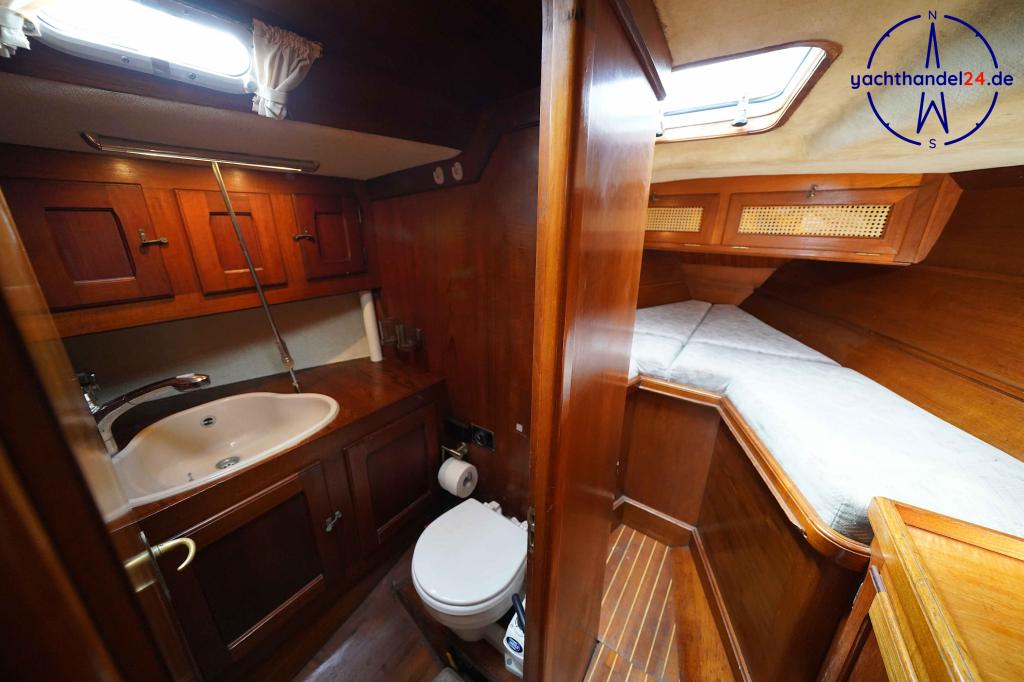 Cockpit der Emka ET 36 Baujahr 1987, 11.1 Meter lang, Zustand: gut Cockpit der Emka ET 36 Baujahr 1987, 11.1 Meter lang, Zustand: gut