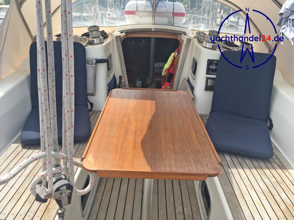 Innenansicht der Omega 36 Baujahr 1988, 11 Meter lang, Zustand: gut