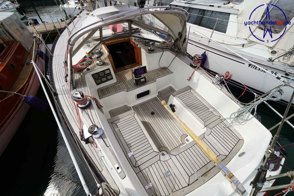 Cockpit der Emka ET 36 Baujahr 1987, 11.1 Meter lang, Zustand: gut Cockpit der Emka ET 36 Baujahr 1987, 11.1 Meter lang, Zustand: gut
