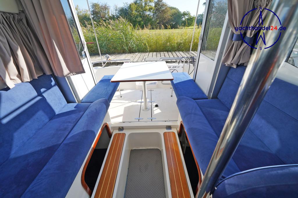 Cockpit der Aquador 28 C Baujahr 2007, 8.5 Meter lang, Zustand: sehr gut