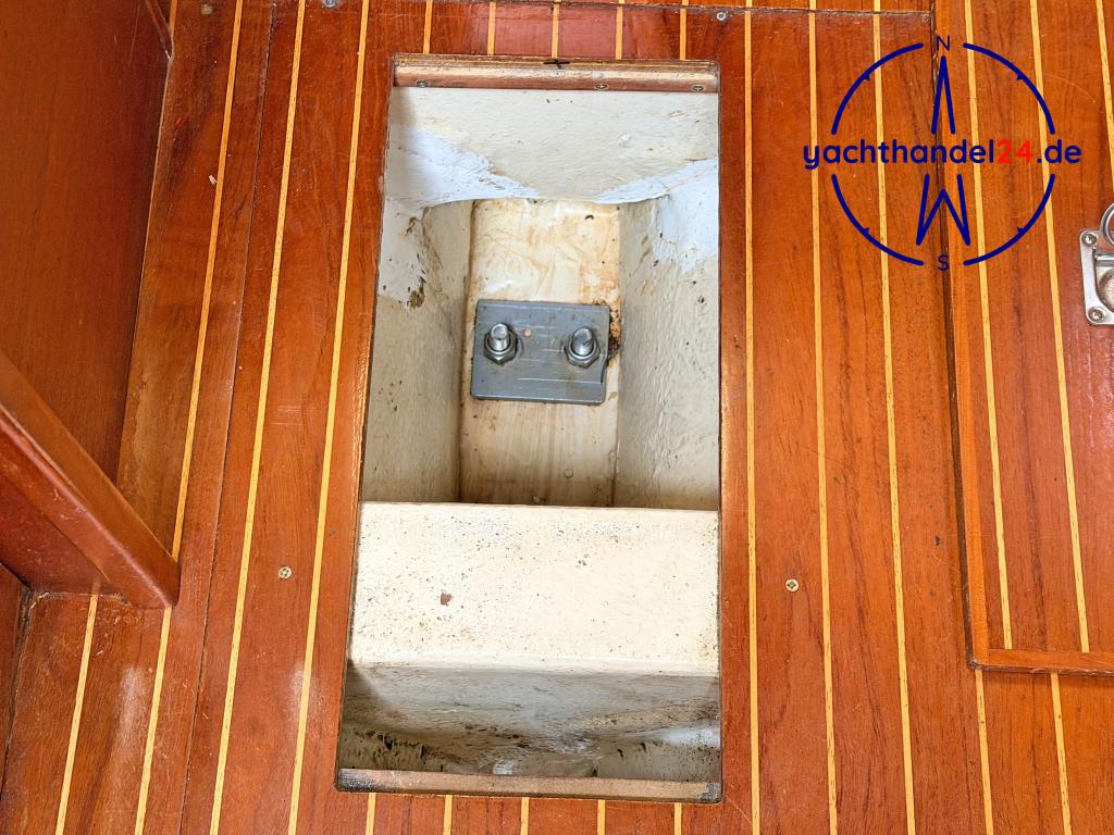 Detailansicht der Omega 36 Baujahr 1988, 11 Meter lang, Zustand: gut