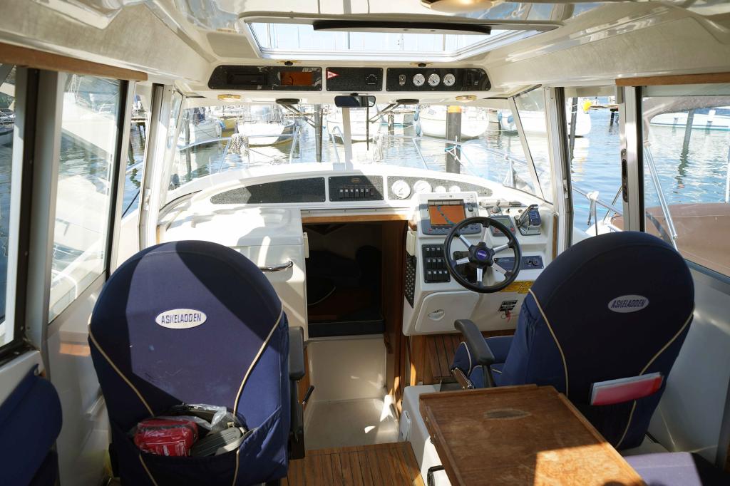 Cockpit der Askeladden 805 Commuter Baujahr 2006, 8 Meter lang, Zustand: gut Cockpit der Askeladden 805 Commuter Baujahr 2006, 8 Meter lang, Zustand: gut