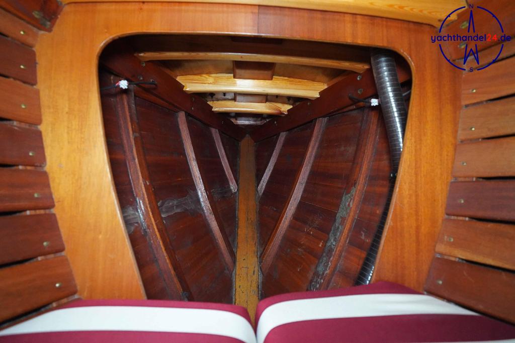 Motorraum der Henningsen &amp; Steckmest Scalar 28 Baujahr 1974, 8.6 Meter lang, Zustand: sehr gut