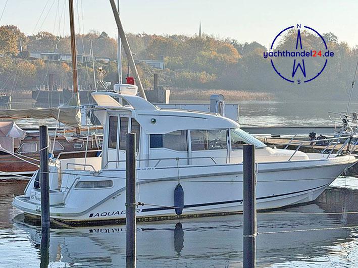 Detailansicht der Aquador 28 C Baujahr 2007, 8.5 Meter lang, Zustand: sehr gut