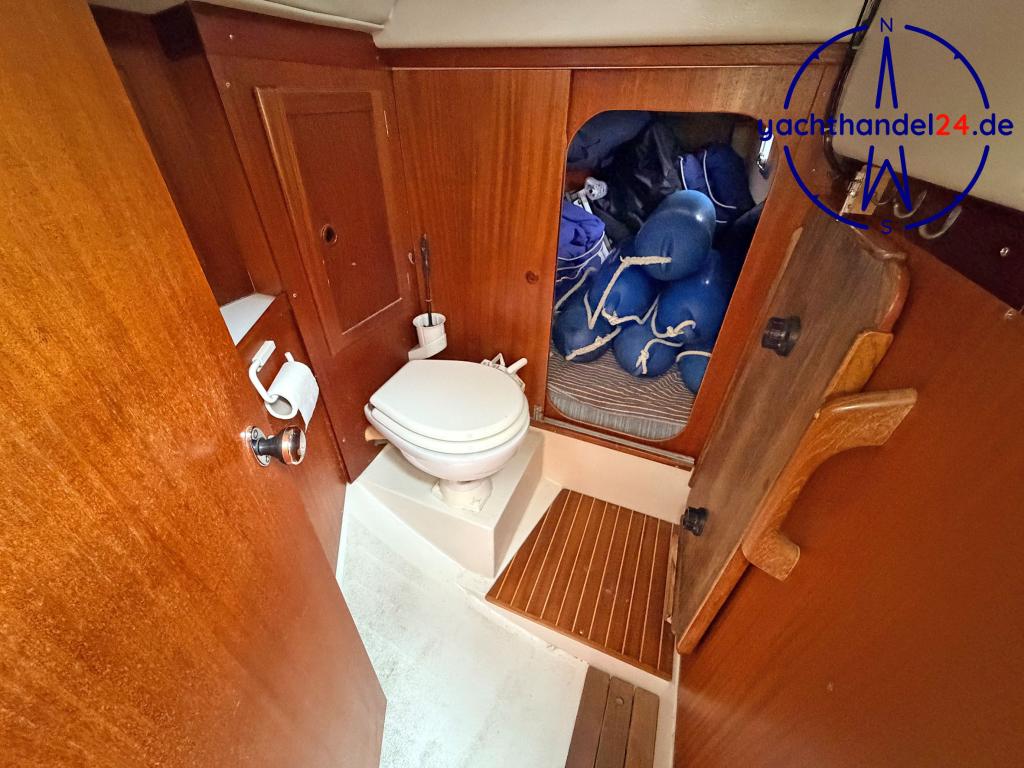 Motorraum der Omega 36 Baujahr 1988, 11 Meter lang, Zustand: gut