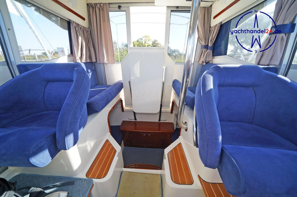 Detailansicht der Aquador 28 C Baujahr 2007, 8.5 Meter lang, Zustand: sehr gut