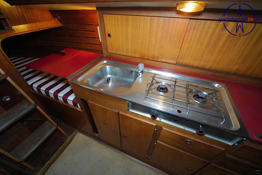 Motorraum der Henningsen &amp; Steckmest Scalar 28 Baujahr 1974, 8.6 Meter lang, Zustand: sehr gut