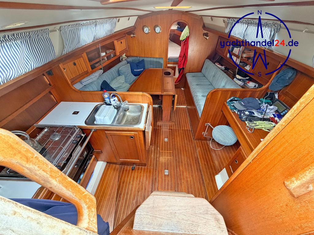 Motorraum der Omega 36 Baujahr 1988, 11 Meter lang, Zustand: gut