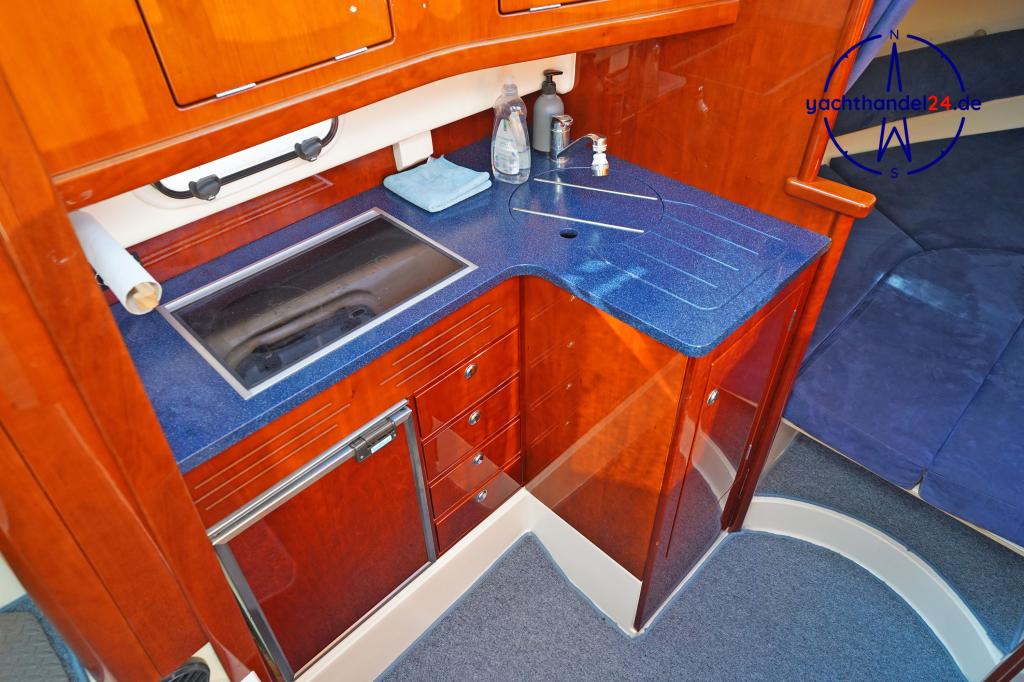 Detailansicht der Aquador 28 C Baujahr 2007, 8.5 Meter lang, Zustand: sehr gut