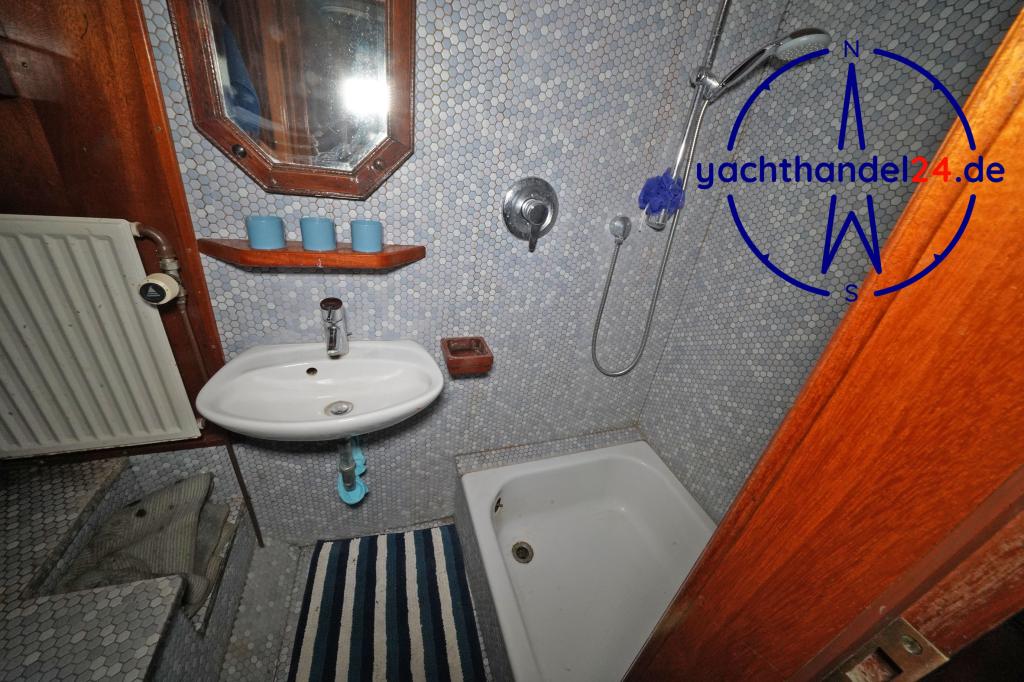 Cockpit der VEB Boddenwerft Damgarten Werftbau Eiche auf Eiche Baujahr 1951, 24 Meter lang, Zustand: gut Cockpit der VEB Boddenwerft Damgarten Werftbau Eiche auf Eiche Baujahr 1951, 24 Meter lang, Zustand: gut