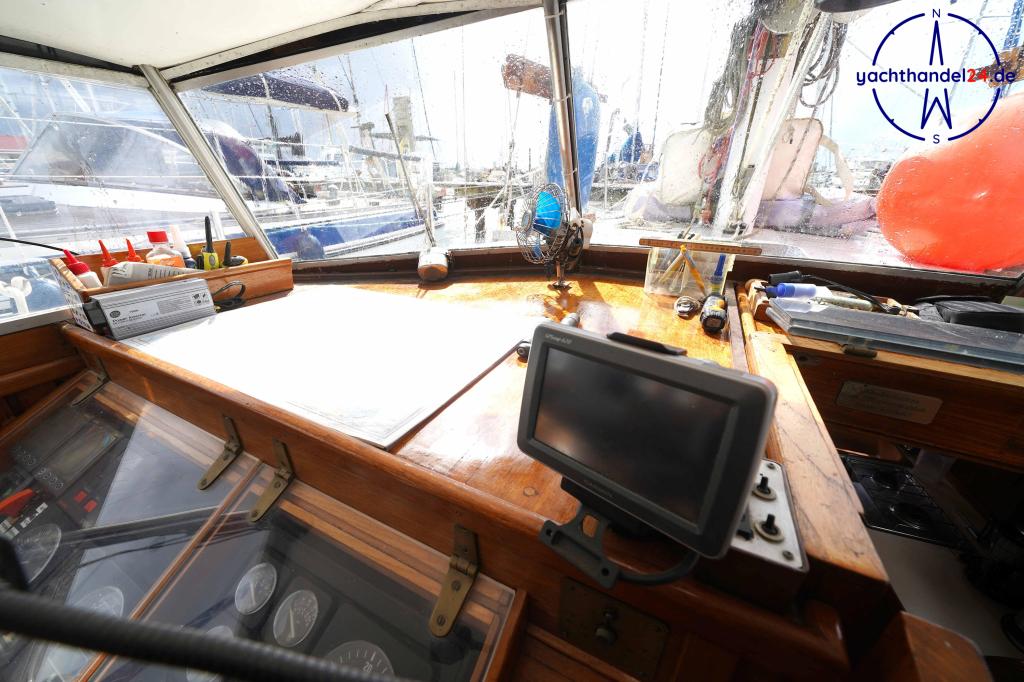 Cockpit der Unbekannter Hersteller One Off MS Baujahr 1975, 10.55 Meter lang, Zustand: reparaturbedürftig