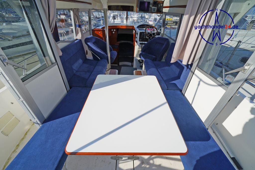 Cockpit der Aquador 28 C Baujahr 2007, 8.5 Meter lang, Zustand: sehr gut