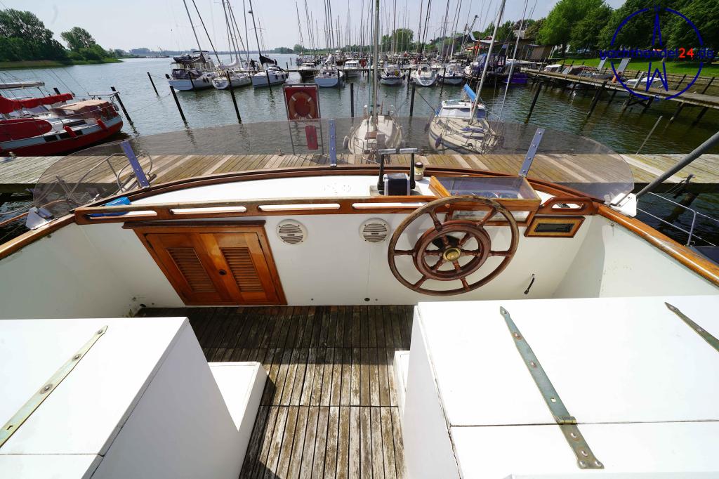Detailansicht der LeJa Marine Eurobanker 38 Baujahr 1979, 11.7 Meter lang, Zustand: gebraucht Detailansicht der LeJa Marine Eurobanker 38 Baujahr 1979, 11.7 Meter lang, Zustand: gebraucht